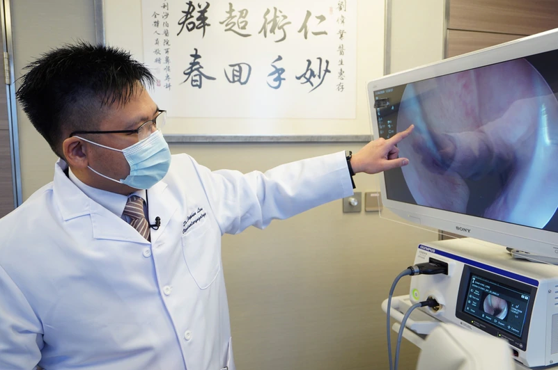 耳鼻喉科專科醫生劉偉業解釋內窺鏡檢查