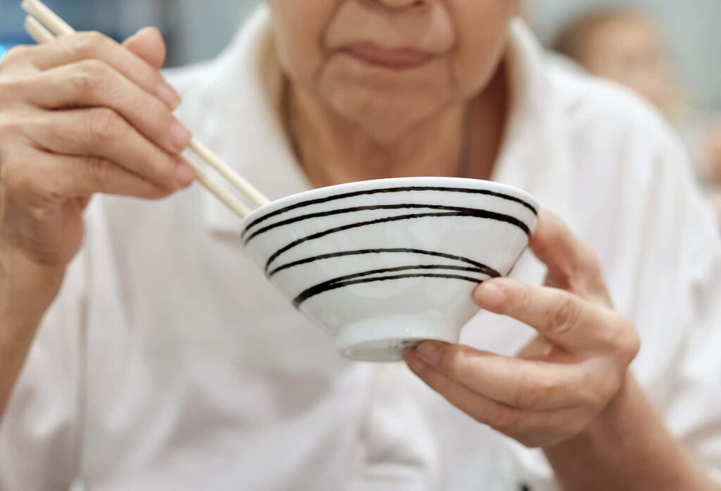 老人吃飯